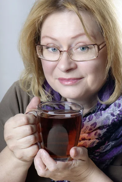 茶杯的女人 — 图库照片