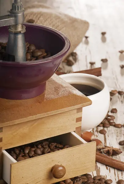 Kaffekvarn på ett träbord — Stockfoto
