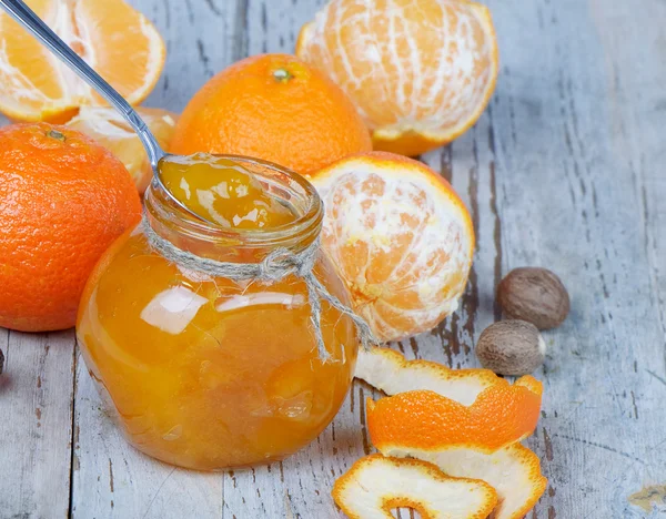 Orange marmelad på träbord — Stockfoto