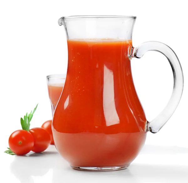 Taze domates ve üzerinde beyaz izole meyve suyu — Stok fotoğraf