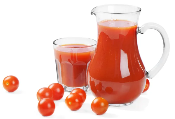 Frische Tomaten und Saft isoliert auf weiß — Stockfoto
