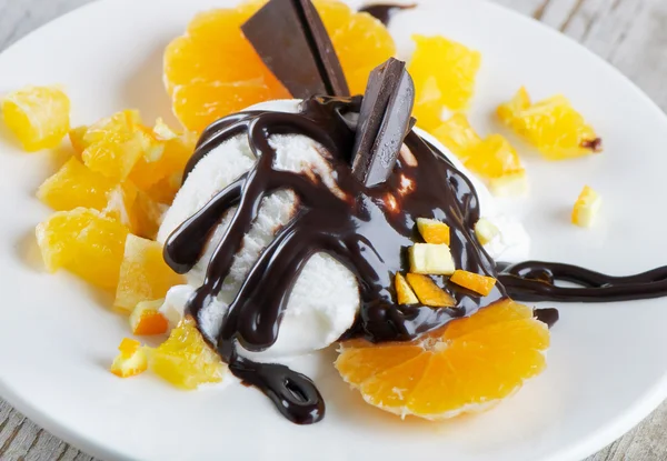 Jégkrém és narancs a fehér tányéron — Stock Fotó