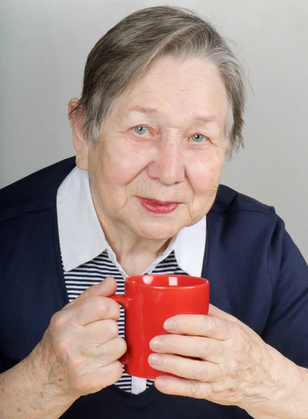 Γυναίκα με ένα φλυτζάνι τσάι — Φωτογραφία Αρχείου