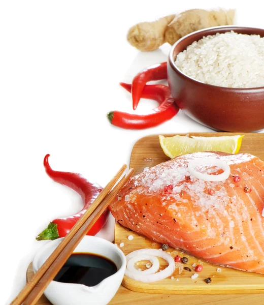 Dań kuchni azjatyckich - ryżu, łososia i sos sojowy na białym tle na tył biały — Zdjęcie stockowe