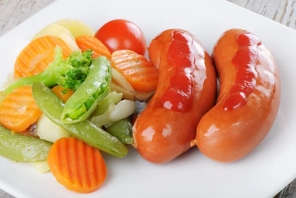 Salchichas con verduras — Foto de Stock