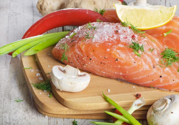 Свежий лосось стейк с овощами — стоковое фото