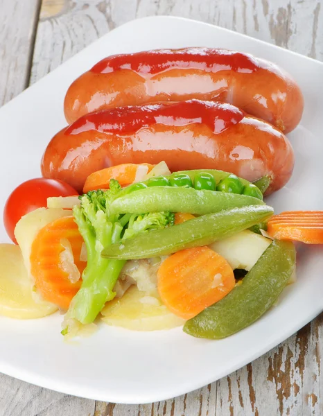 Kiełbaski z warzywami — Zdjęcie stockowe
