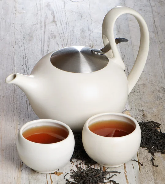 Zwei Teetassen und Teekanne — Stockfoto
