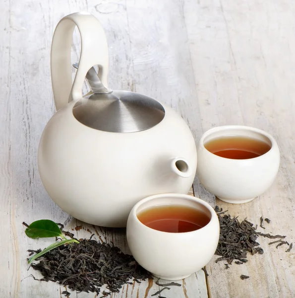 Две чашки чая и чайник — стоковое фото