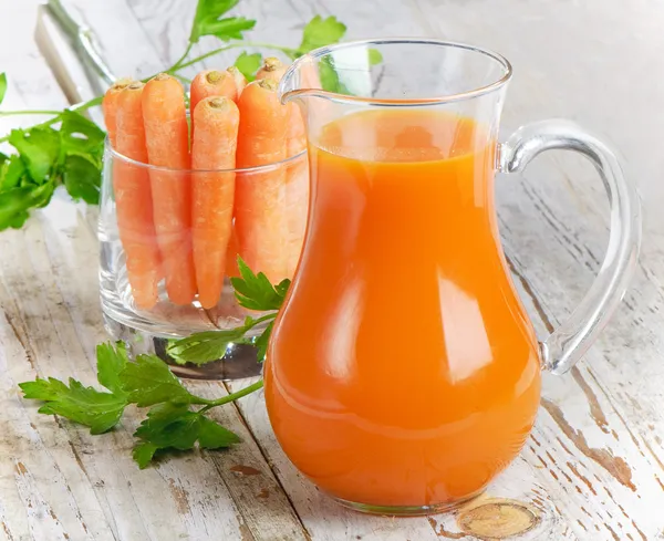Alimento saludable - zanahorias y jugo de zanahorias — Foto de Stock