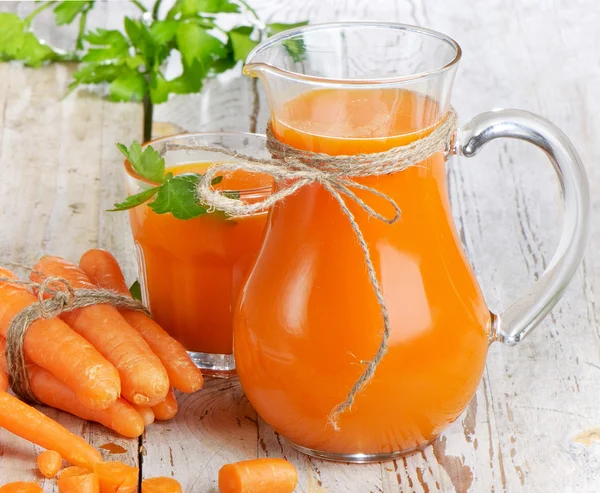 Υγιεινά τρόφιμα - τα καρότα και τα καρότα χυμό — Φωτογραφία Αρχείου
