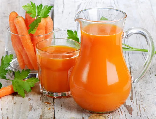 Comida sã - suco de cenouras e cenouras — Fotografia de Stock