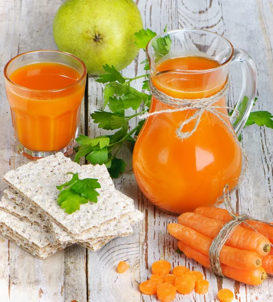 Egészséges élelmiszer - sárgarépa és sárgarépa-lé — Stock Fotó