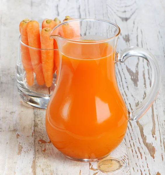Terveellinen ruoka - porkkanat ja porkkanamehu — kuvapankkivalokuva