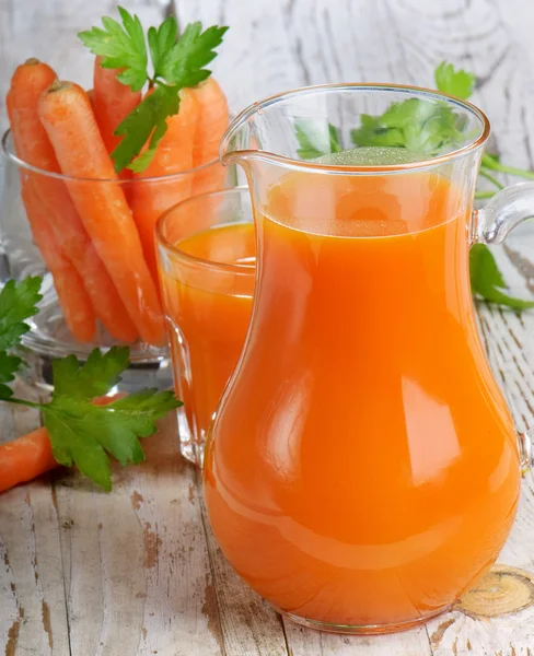 Aliments sains - jus de carottes et de carottes — Photo