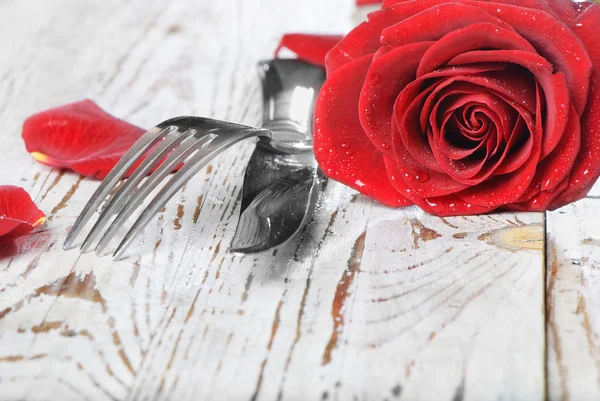 Cenário de jantar romântico com rosa vermelha — Fotografia de Stock