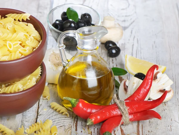 Cucina italiana - pasta e olio d'oliva — Foto Stock