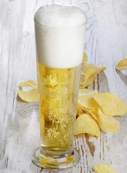 Bier en chips — Stockfoto