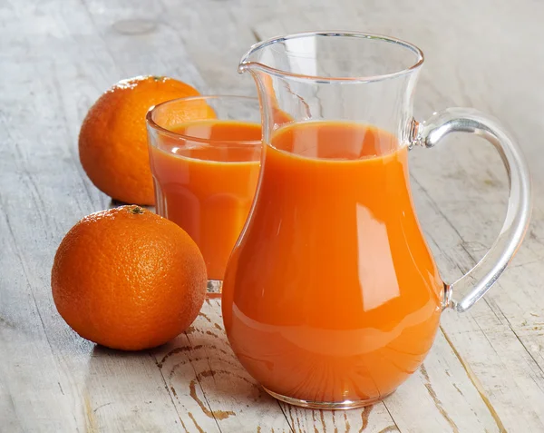 Oranje en oranje sap — Stockfoto