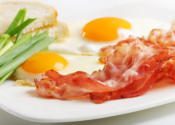 Традиційний сніданок з беконом та смаженими яйцями — стокове фото