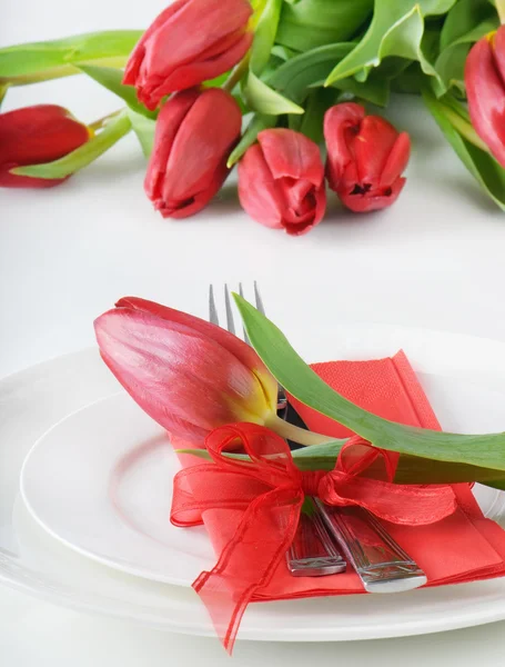 Накрытие стола с тюльпаном - время весны — стоковое фото