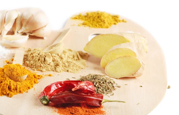 Specerijen voor curry op een houten palet geïsoleerd op wit — Stockfoto