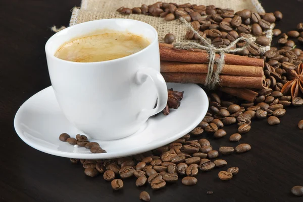 Šálek kávy a koření — Stock fotografie