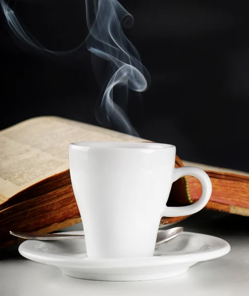 Taza de café y libro — Foto de Stock