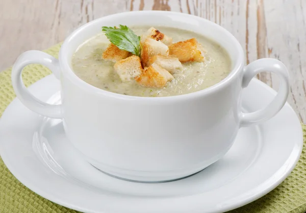 Вершковий суп з грінками — стокове фото