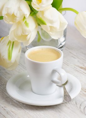 tulipanes blanco y taza de café