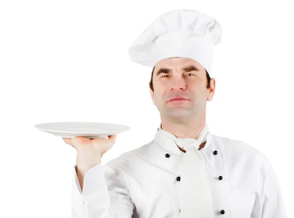 Шеф-кухар тримає порожню тарілку ізольовано на білому тлі — стокове фото
