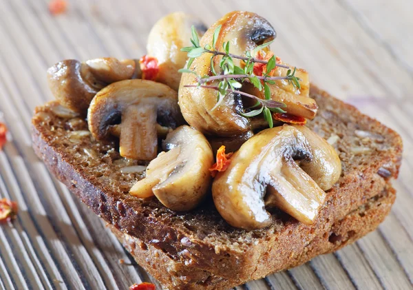 Grilled mushrooms on healthy bread — Stock Photo, Image
