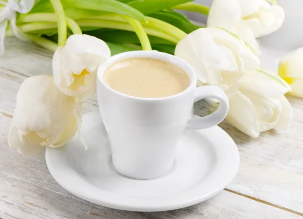 Taza de café y tulipanes blancos — Foto de Stock