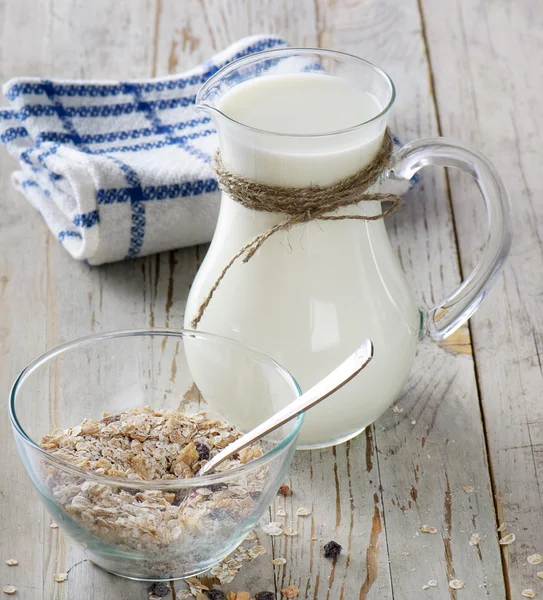 Desayuno saludable - muesli, leche — Foto de Stock