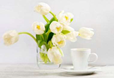 tulipanes blanco y taza de café