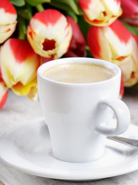 tulipanes blanco y taza de café