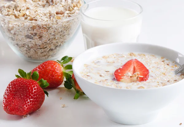 ミューズリー、ミルク、果実の健康的な朝食 — ストック写真