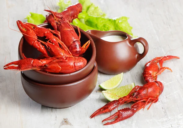 Boiled crawfish with lime and fresh salad — Stock Photo, Image