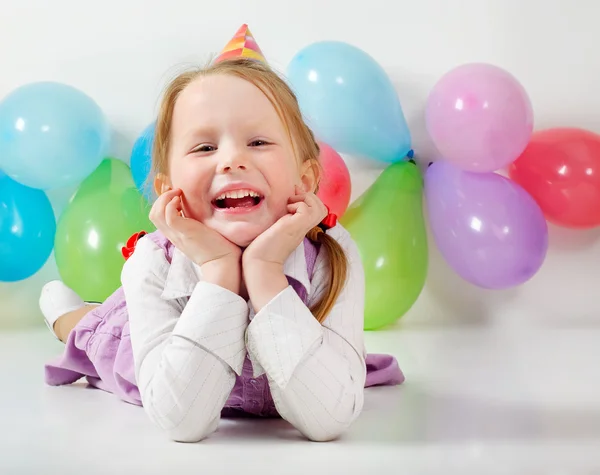 Kleines Mädchen mit Luftballons — Stockfoto