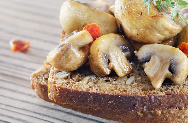 Stock image Grilled mushrooms on healthy bread