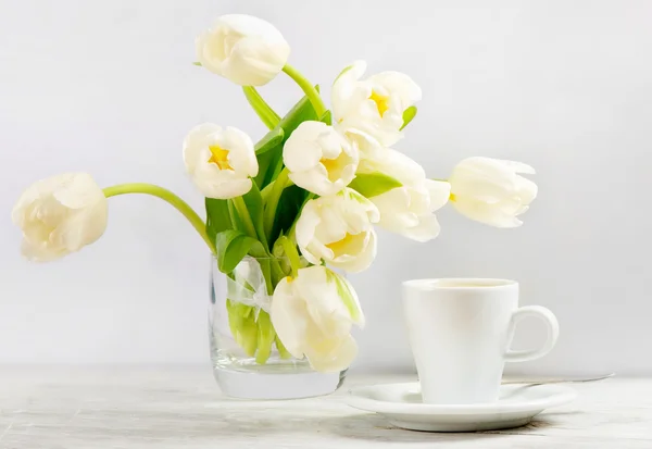 Tulipanes blanco y taza de café — Stok fotoğraf