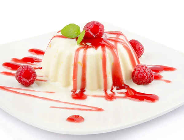 Вкусный десерт со свежими ягодами и мятой — стоковое фото