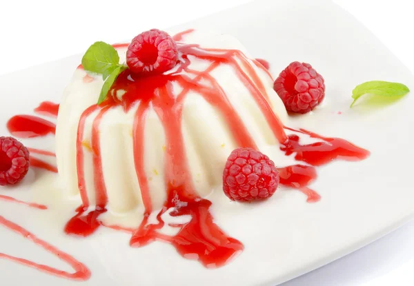 Вкусный десерт со свежими ягодами и мятой — стоковое фото