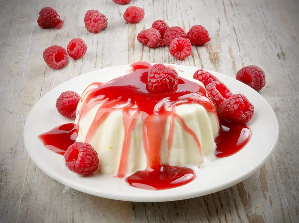 Deser z świeże jagody i miętą — Zdjęcie stockowe
