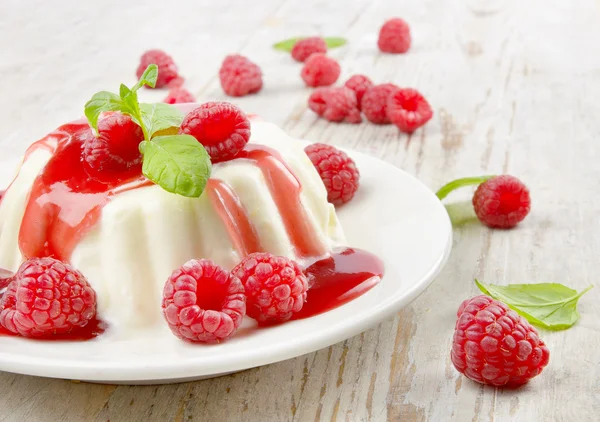Delizioso dessert con bacche fresche e menta — Foto Stock