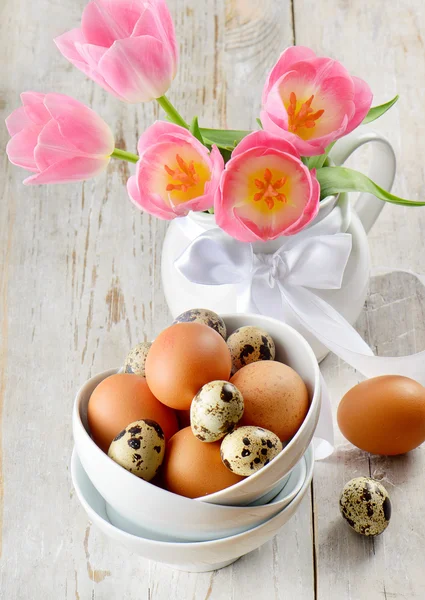 Huevos y tulipanes de Pascua —  Fotos de Stock