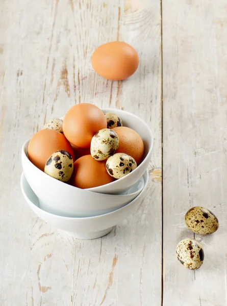 Яйца на деревянном столе — стоковое фото