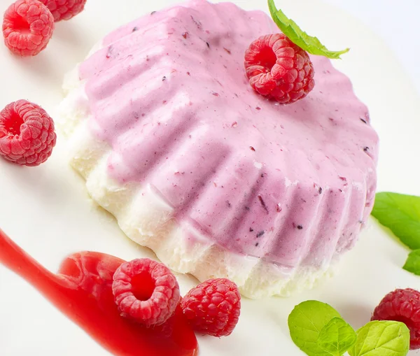 Raspberry dessert with cream — Stock Photo, Image