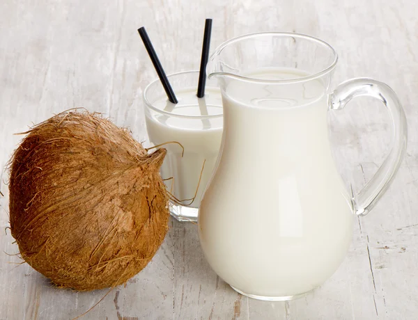 Молоко и кокос — стоковое фото