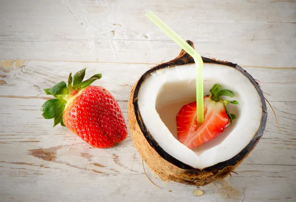 Noix de coco et fraises — Photo